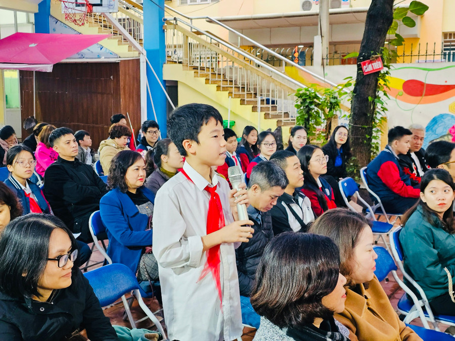 Em Bảo Hà - học sinh lớp 8A5 nêu ý kiến về phòng chống bạo lực học đường.