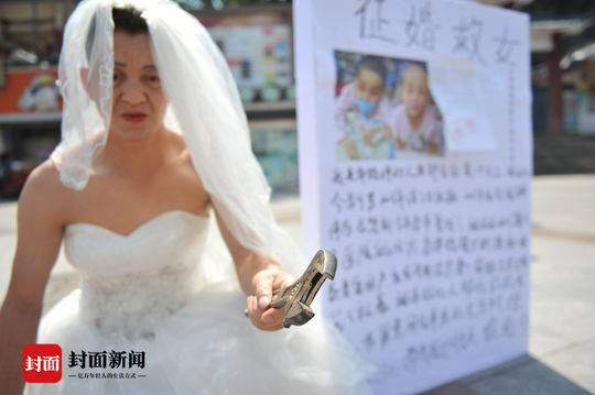 Người đàn ông nghèo mặc váy cưới đứng đường để quyên tiền chữa bệnh cho con khiến nhiều người xúc động nghẹn ngào ảnh 2 Người đàn ông nghèo mặc váy cưới đứng đường để quyên tiền chữa bệnh cho con khiến nhiều người xúc động nghẹn ngào ảnh 2