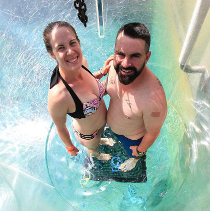 Anh Michael Beltrami và chị Katie Johnston trước phút lặn xuống nơi đầy cá sấu. Ảnh: News.