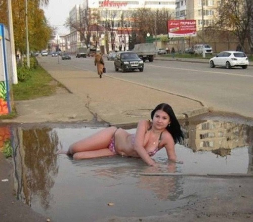 Người đẹp và ổ gà.