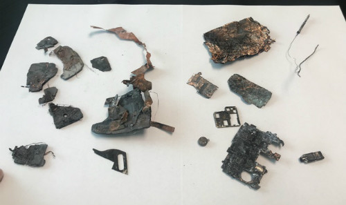 Những linh kiện còn lại của hai chiếc smartphone. Ảnh: WXYZ Detroit.