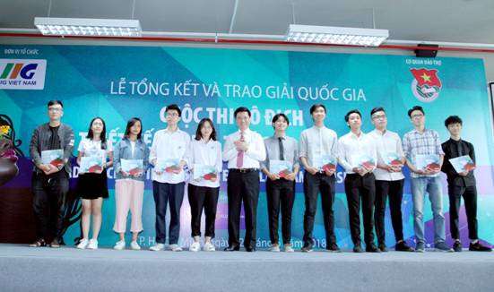 Ban tổ chức trao giải cho các cá nhân đoạt giải Ban tổ chức trao giải cho các cá nhân đoạt giải