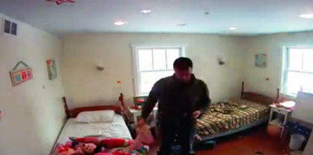 Anh Adam Hadlock (người Mỹ) đã ly dị và đang chăm lo cho hai con gái còn nhỏ. Vào dịp các bé tới chỗ mẹ chơi trong 3 ngày, anh quyết định sửa phòng cho con. Căn phòng trước khi sửa khá đơn giản với hai chiếc giường đơn, bàn và tủ đồ. Anh Adam Hadlock (người Mỹ) đã ly dị và đang chăm lo cho 2 con gái còn nhỏ. Nhân dịp cácbé tới chỗ mẹ chơi trong 3 ngày, anh quyết định sửa phòng cho các công chúa của mình. Căn phòng trước khi sửa khá đơn giản.