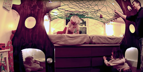 Khi trở về nhà, các con của anh Adam đã quá bất ngờ và lập tức leo trèo, chạy nhảy khắp căn phòng nhỏ nhưng độc đáo. Khi trở về nhà, hai con gái của anh Adam đã quá bất ngờ và leo trèo, chạy nhảy khắp căn phòng nhỏ xinh nhưng độc đáo.