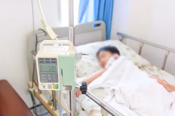 Sốt cao 21 ngày không đi tiểu, cậu bé bị suy thận: gia đình hốt hoảng khi biết lý do