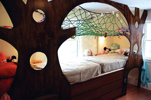 Sau khi sơn khô, anh Adam lắp thêm võng để các bé có thể nằm chơi, kê đệm đủ chỗ cho haingười ngủ. Sau khi sơn gỗ, anh lắp thêm võng để các bé có thể nằm chơi, kê đệm đủ chỗ cho 2 người nằm.