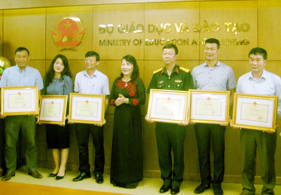 Thứ trưởng Nguyễn Thị Nghĩa trao Bằng khen của Bộ trưởng Bộ GD&ĐT cho các cá nhân và tập thể đã có những thành tích xuất sắc trong công tác tổ chức Giải