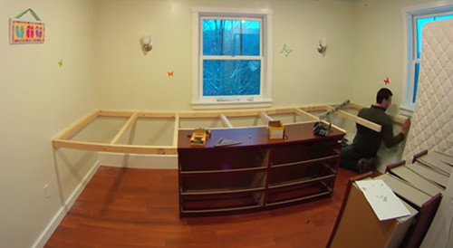 Người bố đơn thân khéo tay, hay sửa chữa đồ dùng trong nhà nên anh tự thiết kế và thi công. Để tăng diện tích sử dụng, anh nâng cao giường lên, mua một chiếc tủ đặt phía dưới. Người bố đơn thân này thường tự sửa chữa đồ dùng trong nhà nên anh tự mình thiết kế và thi công luôn. Để tăng diện tích sử dụng, anh nâng cao giường lên, mua một chiếc tủ để đồ đặt phía dưới.