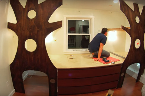 Anh Adam muốn biến khu vực nghỉ ngơi thành một ngôi nhà trên cây với gầm giường là hang để các bé chơi trốn tìm. Anh Adam muốn biến khu vực nghỉ ngơi thành một ngôi nhà trên cây với phần gầm giường là hang để các bé chơi trốn tìm.