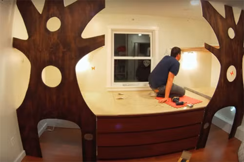 Anh Adam muốn biến khu vực nghỉ ngơi thành một ngôi nhà trên cây với phần gầm giường là hang để các bé chơi trốn tìm.