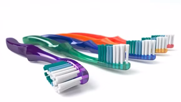 sai lầm khi đánh răng, làm ướt bàn chải trước khi đánh răng, bàn chải đánh răng