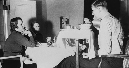 Do cơ thể quá khổ, Robert phải sử dụng bàn đặc biệt. Do cơ thể quá khổ, Robert phải sử dụng bàn đặc biệt. Ảnh:All That Is Interesting.