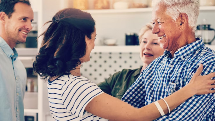 Cố gắng tìm những thứ giúp bạn gắn kết với bố mẹ chồng. (Ảnh: ITN).