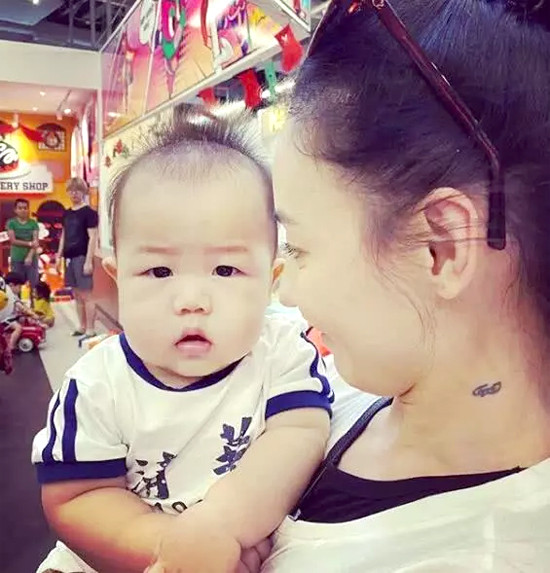 Trương Bá Chi khoe rõ khuôn mặt con trai thứ ba.