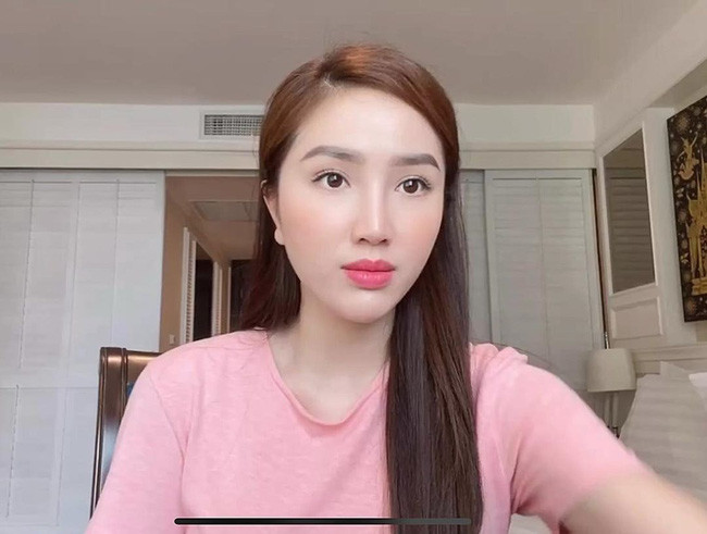 Bảo Thy dường như đã tăng cân hậu đám cưới, gương mặt bầu bĩnh, có da thịt hơn trước khá rõ ràng.
