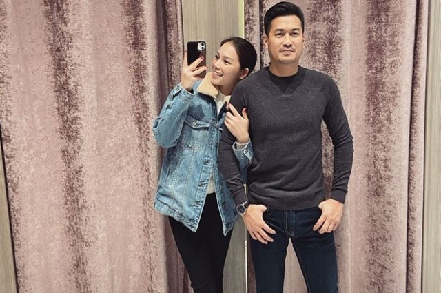 Phillip Nguyễn cùng bạn gái mua sắm. Ảnh: Instagram NV.