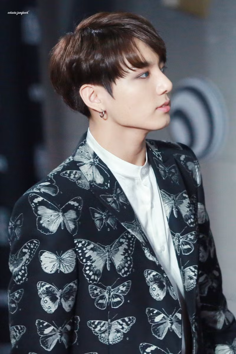 7 chàng trai BTS hóa thân thành hoàng tử Disney, ai đẹp nhất? ảnh 13