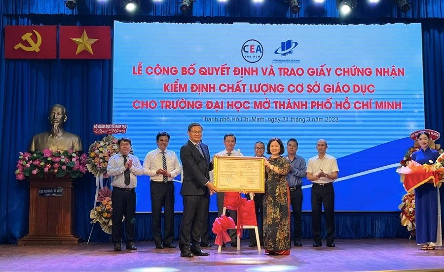 GS Nguyễn Minh Hà, Hiệu trưởng Trường ĐH Mở TPHCM đón nhận giấy chứng nhận đạt chuẩn kiểm định cơ sở chu kỳ 2.