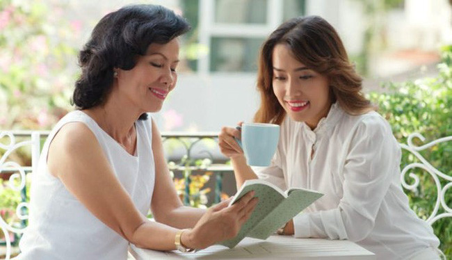 Biết mẹ mình không ưa bạn gái, bạn trai em vẫn dẫn em về ra mắt, bác ấy vứt cho em 10 triệu “phí đi lại” để dằn mặt, em mỉm cười đưa ra vài thứ khiến bác ấy lập tức mở tiệc đãi em - Ảnh 2. Ra mắt nhà bạn trai, em bị mẹ anh vứt cho 10 triệu phí đi lại” rồi đuổi về nhưng em rút điện thoại cho bác xem một bức ảnh khiến cả nhà lập tức mở tiệc chiêu đãi-2
