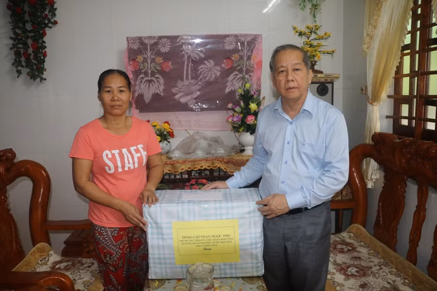 Ông Phan Ngọc Thọ- Tặng quà cho gia đình chị Hường ở Làng Rồng