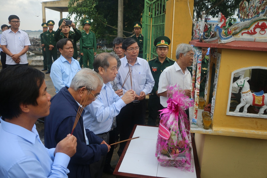 Ông Phan Ngọc Thọ cùng đoàn cán bộ lãnh đạo tỉnh Thừa Thiên Huế thắp hương cho hai liệt sĩ tại Đồn biên phòng Hải đội 2 ở thị trấn Thuận An Ông Phan Ngọc Thọ cùng đoàn cán bộ lãnh đạo tỉnh Thừa Thiên Huế thắp hương cho hai liệt sĩ tại Đồn biên phòng Hải đội 2 ở thị trấn Thuận An