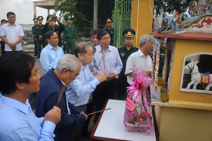 Ông Phan Ngọc Thọ cùng đoàn cán bộ lãnh đạo tỉnh Thừa Thiên Huế thắp hương cho hai liệt sĩ tại Đồn biên phòng Hải đội 2 ở thị trấn Thuận An