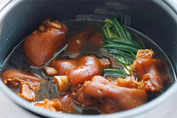 Giò heo hầm tàu xì.