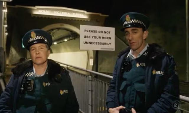 Bấm còi inh ỏi trong đường hầm ma để xua đuổi linh hồn thiếu nữ - 3