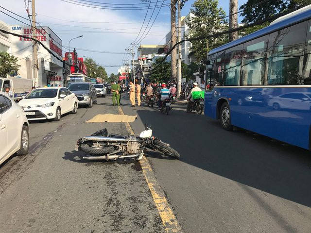 Hiện trường vụ tai nạn khiến Phó Viện trưởng Viện Kiểm sát nhân dân quận 9 tử vong tại chỗ.