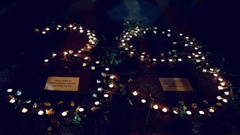 Người Việt Nam xếp nến thành con số 39, cầu nguyện cho các nạn nhân trong thảm kịch - Ảnh: REUTERS/VOV