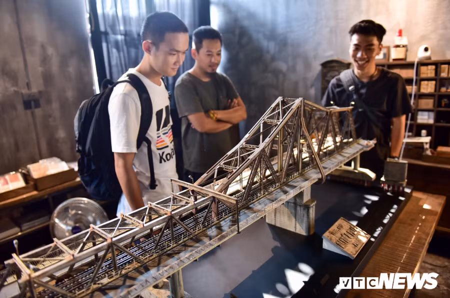 Anh: Ngam mo hinh cau Long Bien thu nho that den 99% hinh anh 2