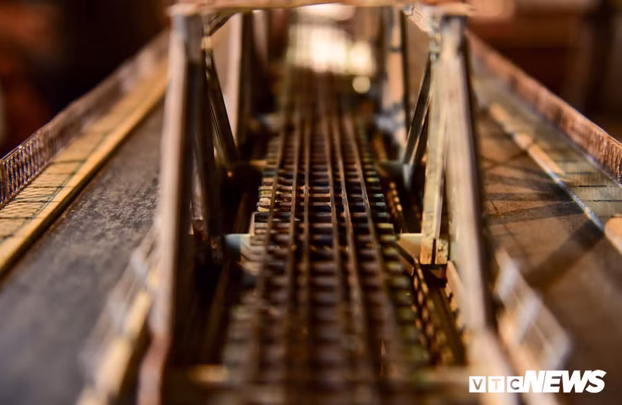 Anh: Ngam mo hinh cau Long Bien thu nho that den 99% hinh anh 5