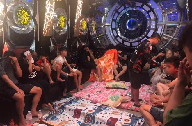 Hàng chục thanh niên thuê phòng karaoke để chơi ma tuý. Ảnh: T.D.