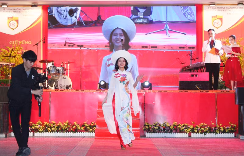 Học sinh không chỉ chú trọng hình thức mà còn rất tự tin với kiến thức xã hội