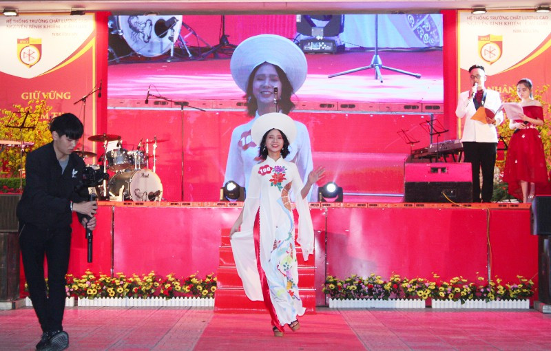 Học sinh không chỉ chú trọng hình thức mà còn rất tự tin với kiến thức xã hội Học sinh không chỉ chú trọng hình thức mà còn rất tự tin với kiến thức xã hội