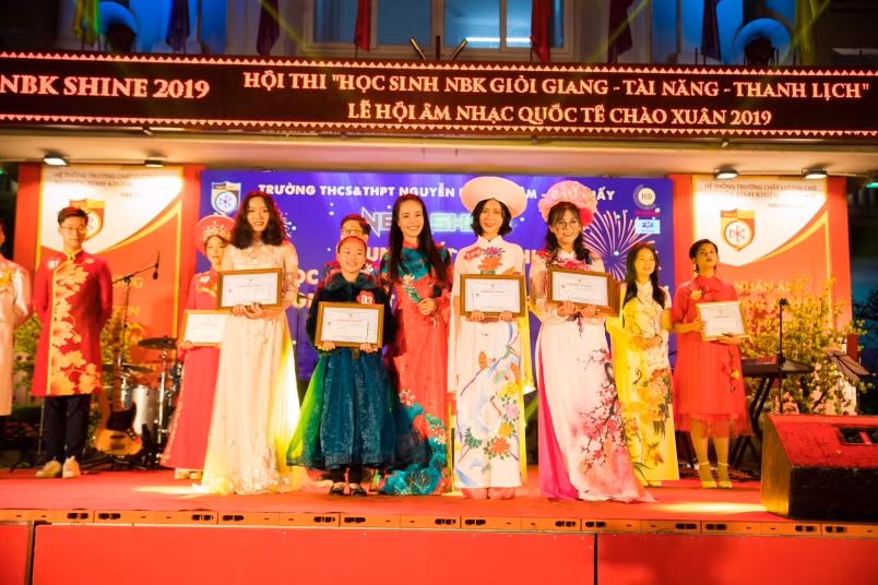 Nghệ sĩ Hương Giang (Trường Múa Việt Nam) trao giải cho những nữ sinh xuất sắc