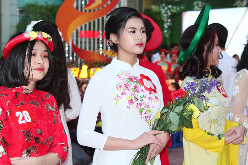 Các nữ sinh thể hiện vẻ đẹp Việt Nam qua áo dài truyền thống Các nữ sinh thể hiện vẻ đẹp Việt Nam qua áo dài truyền thống