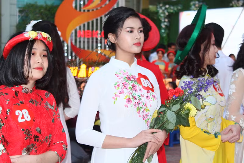 Các nữ sinh thể hiện vẻ đẹp Việt Nam qua áo dài truyền thống