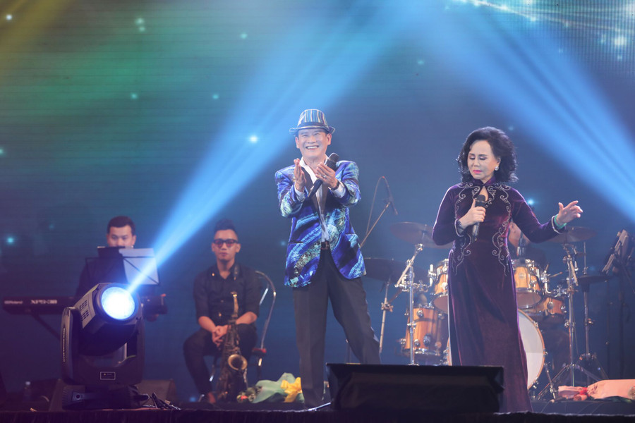 Tuấn Vũ cũng phải vỗ tay tán thưởng giọng hát cao vút và đầy nội lực của danh ca Thanh Tuyền