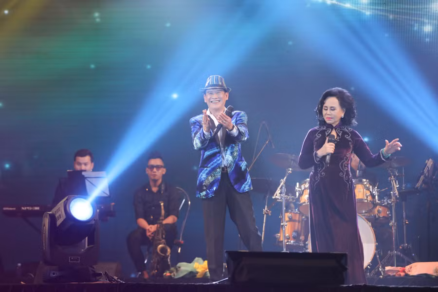 Tuấn Vũ cũng phải vỗ tay tán thưởng giọng hát cao vút và đầy nội lực của danh ca Thanh Tuyền