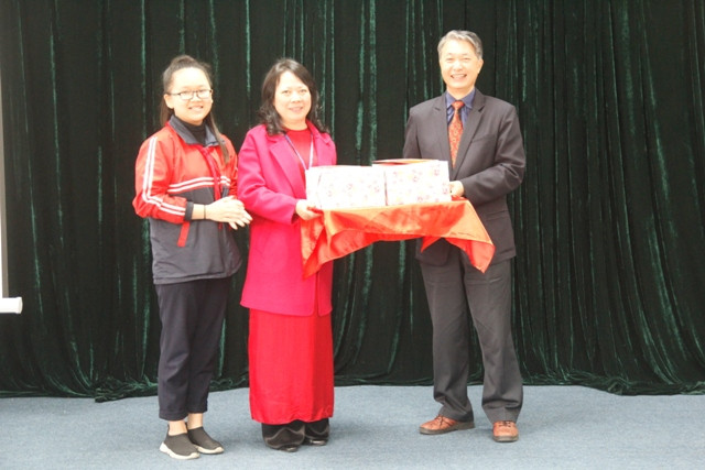 Đại diện đoàn tặng quà cho giáo viên và HS trường THCS Nghĩa Tân