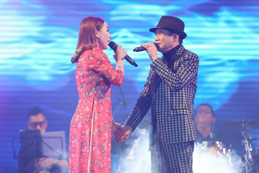 Đây là lần đầu tiên Tuấn Vũ và Phi Nhung đứng chung trên sâu khấu trong nước