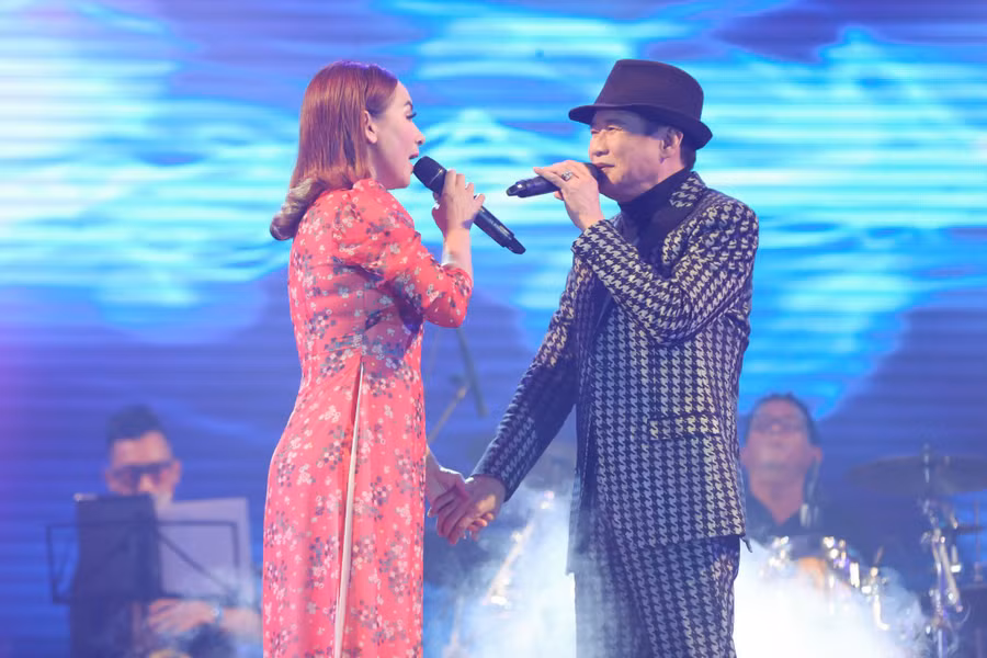 Đây là lần đầu tiên Tuấn Vũ và Phi Nhung đứng chung trên sâu khấu trong nước