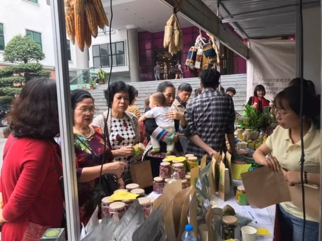 Người dân tham quan hội chợ sau lễ khai mạc