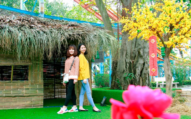 Các bạn trẻ tạo dáng bên khung cảnh được bài trí gợi nhớ không khí Tết xưa