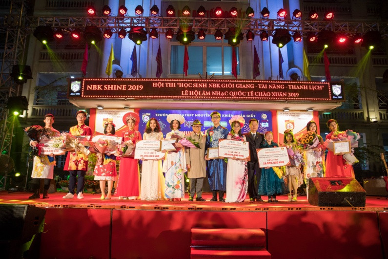 Một điều nổi bật ở Cuộc thi “Học sinh Giỏi giang- Tài năng- Thanh lịch” tại Trường Nguyễn Bỉnh Khiêm, đó là học sinh diễn thuyết bằng tiếng Anh được điểm cao hơn nhiều học sinh chỉ thể hiện bằng tiếng Việt. Điều này cho thấy những trường tư như Nguyễn Bỉnh Khiêm chú trọng rất nhiều vào ngoại ngữ. Một điều nổi bật ở Cuộc thi “Học sinh Giỏi giang- Tài năng- Thanh lịch” tại Trường Nguyễn Bỉnh Khiêm, đó là học sinh diễn thuyết bằng tiếng Anh được điểm cao hơn nhiều học sinh chỉ thể hiện bằng tiếng Việt. Điều này cho thấy những trường tư như Nguyễn Bỉnh Khiêm chú trọng rất nhiều vào ngoại ngữ.