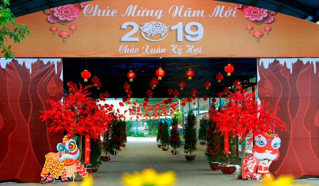 Lối vào trung tâm Công viên đang được sắp đặt theo chủ đề Xuân