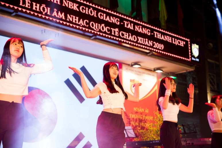 Học sinh trường quốc tế biểu diễn tại Lễ hội Học sinh trường quốc tế biểu diễn tại Lễ hội