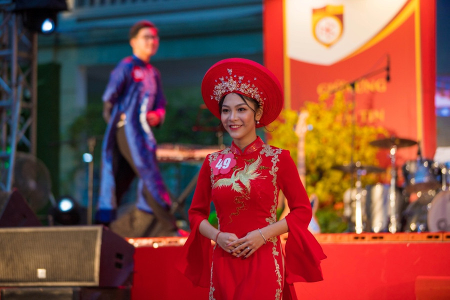 Nữ sinh tươi tắn thể hiện áo dài sắc xuân Nữ sinh tươi tắn thể hiện áo dài sắc xuân