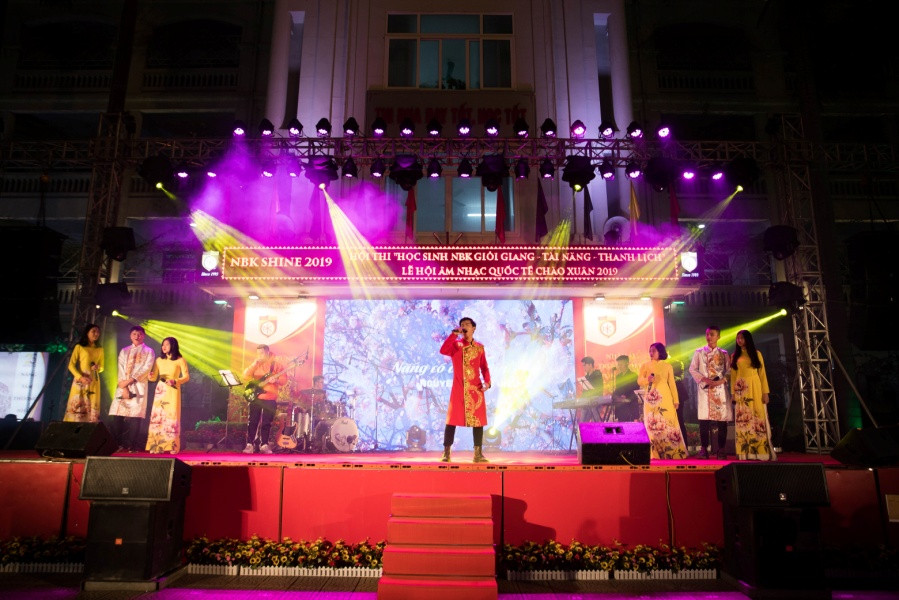 Học sinh thể hiện năng khiếu trên sân khấu hoành tráng Học sinh thể hiện năng khiếu trên sân khấu hoành tráng